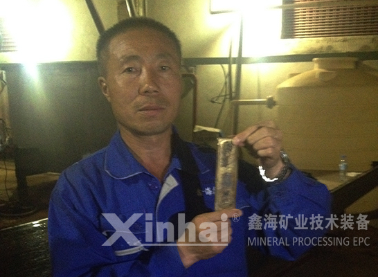 鑫海矿装安装调试项目部的姜云杰部长，手中所拿的是该项目产出的第一批黄金